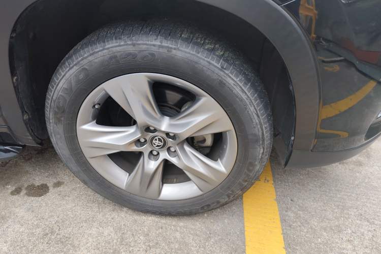 Used Toyota Highlander 2021 2.0T Four-Wheel Drive Prestige Version 7 Seats Right Front Wheel Hub