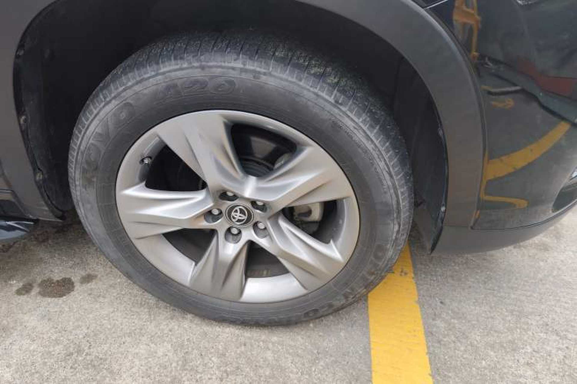 Used Toyota Highlander 2021 2.0T Four-Wheel Drive Prestige Version 7 Seats Right Front Wheel Hub