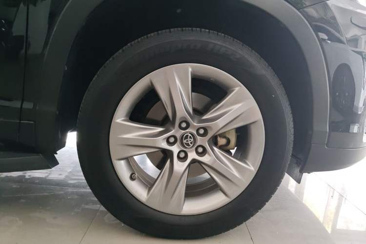 Used Toyota Highlander 2021 2.0T Four-Wheel Drive Prestige Version 7 Seats Right Front Wheel Hub