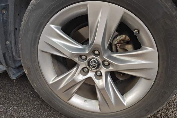 Used Toyota Highlander 2021 2.0T Four-Wheel Drive Prestige Version 7 Seats Right Front Wheel Hub