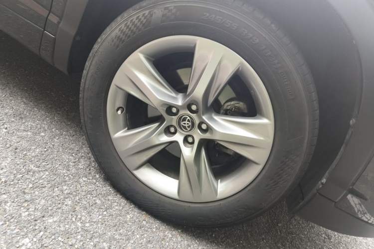 Used Toyota Highlander 2021 2.0T Four-Wheel Drive Prestige Version 7 Seats Right Front Wheel Hub