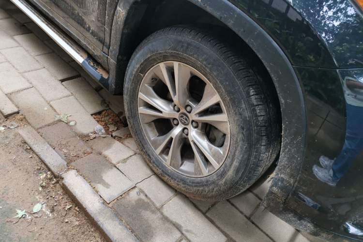 Used Toyota Highlander 2021 2.0T Four-Wheel Drive Elite Edition 7-Seater Right Front Wheel Hub
