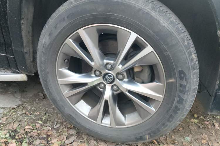 Used Toyota Highlander 2021 2.0T Two-Wheel Drive Elite Version 7-Seater Right Front Wheel Hub