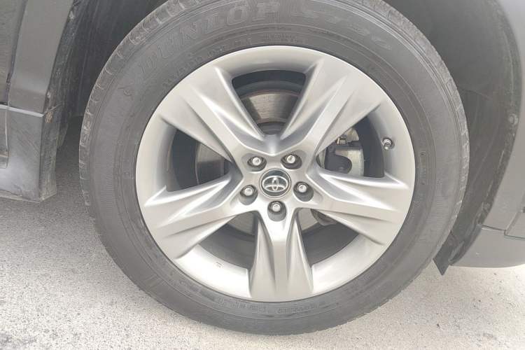 Used Toyota Highlander 2021 2.0T Four-Wheel Drive Luxury Edition 7 Seats Right Front Wheel Hub