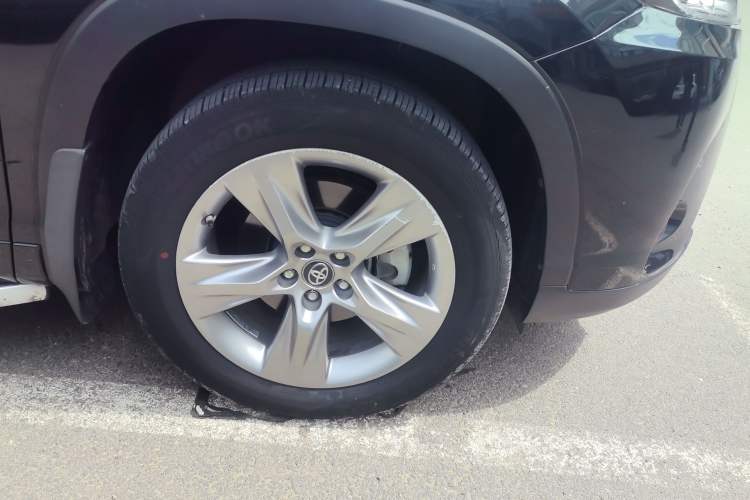 Used Toyota Highlander 2021 2.0T Four-Wheel Drive Luxury Edition 7 Seats Right Front Wheel Hub