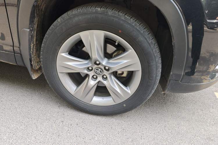 Used Toyota Highlander 2021 2.0T Four-Wheel Drive Prestige Version 7 Seats Right Front Wheel Hub
