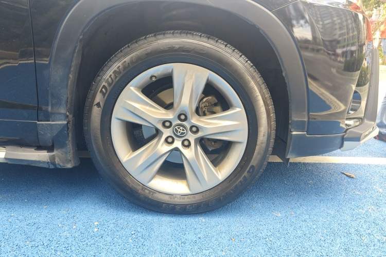 Used Toyota Highlander 2021 2.0T Four-Wheel Drive Prestige Version 7 Seats Right Front Wheel Hub