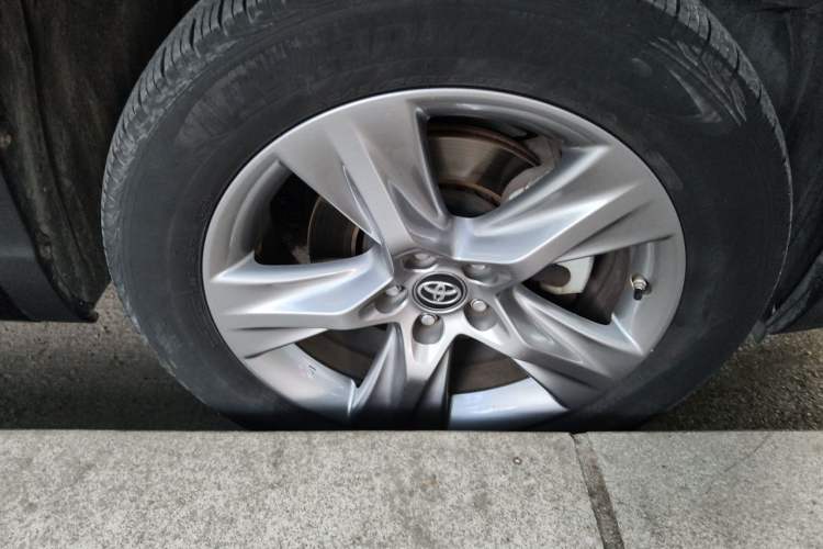 Used Toyota Highlander 2021 2.0T Four-Wheel Drive Prestige Version 7 Seats Right Front Wheel Hub