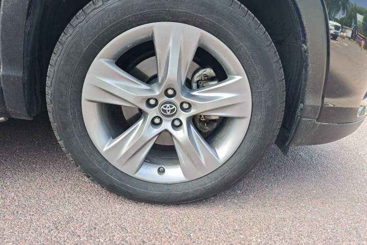 Used Toyota Highlander 2021 2.0T Four-Wheel Drive Prestige Version 7 Seats Right Front Wheel Hub