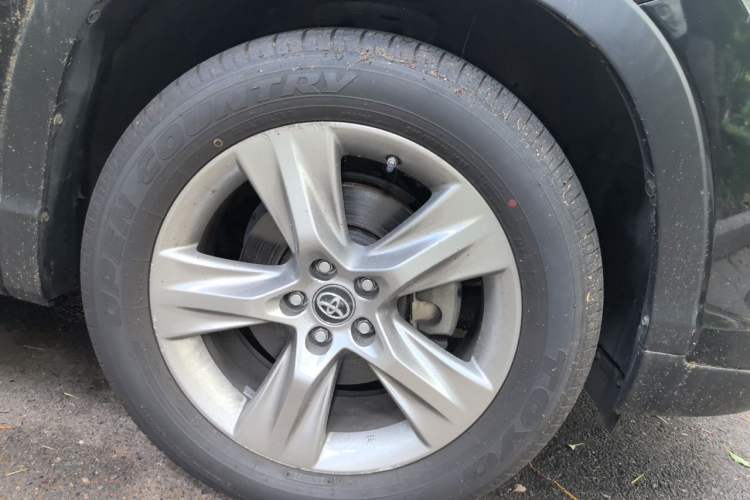 Used Toyota Highlander 2021 2.0T Four-Wheel Drive Prestige Version 7 Seats Right Front Wheel Hub