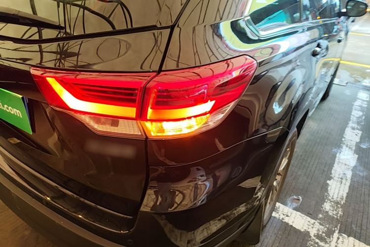 Used Toyota Highlander 2021 2.0T Two-Wheel Drive Elite Version 7-Seater Right Rear Taillight