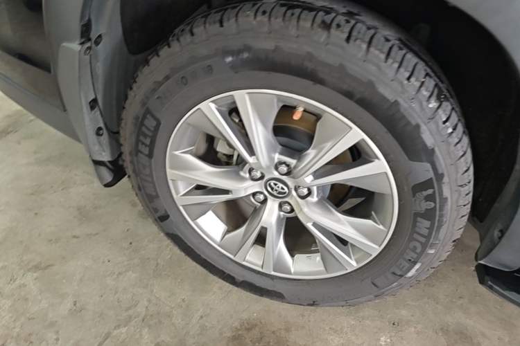 Used Toyota Highlander 2021 2.0T Four-Wheel Drive Elite Edition 7-Seater Right Rear Wheel Hub
