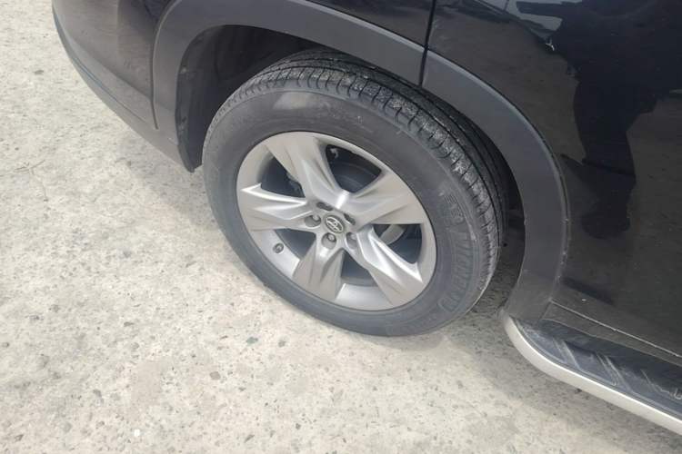 Used Toyota Highlander 2021 2.0T Four-Wheel Drive Prestige Version 7 Seats Right Rear Wheel Hub