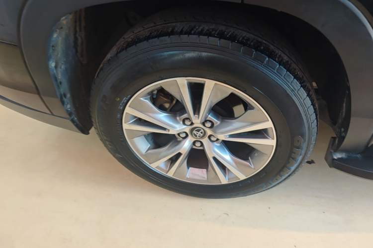 Used Toyota Highlander 2021 2.0T Four-Wheel Drive Elite Edition 7-Seater Right Rear Wheel Hub