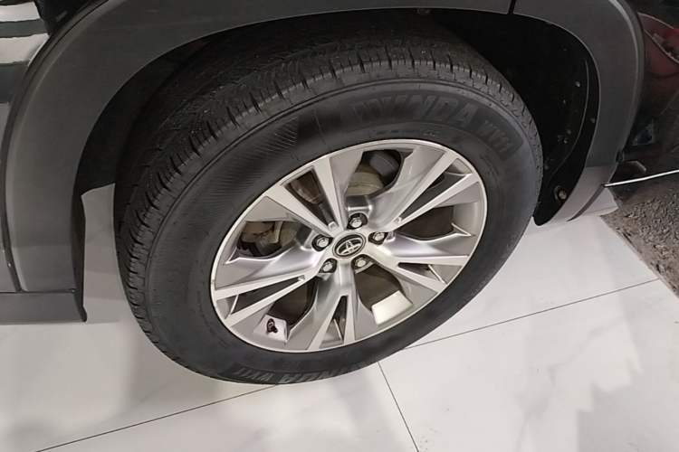 Used Toyota Highlander 2021 2.0T Four-Wheel Drive Elite Edition 7-Seater Right Rear Wheel Hub