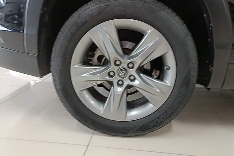 Used Toyota Highlander 2021 2.0T Four-Wheel Drive Prestige Version 7 Seats Right Rear Wheel Hub
