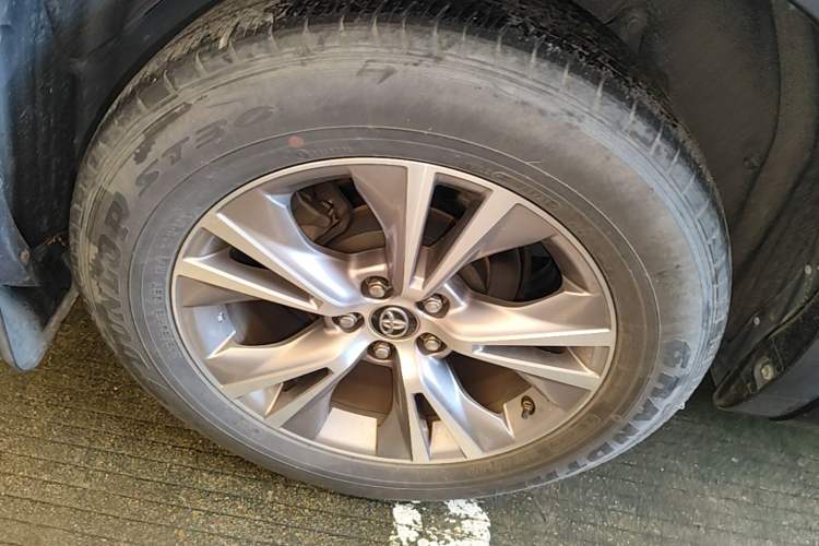 Used Toyota Highlander 2021 2.0T Two-Wheel Drive Elite Version 7-Seater Right Rear Wheel Hub