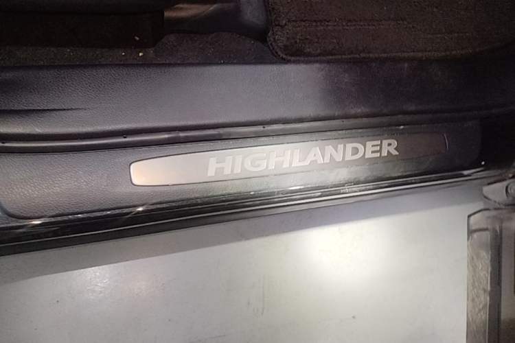 Used Toyota Highlander 2021 2.0T Four-Wheel Drive Prestige Version 7 Seats Right Side Sill