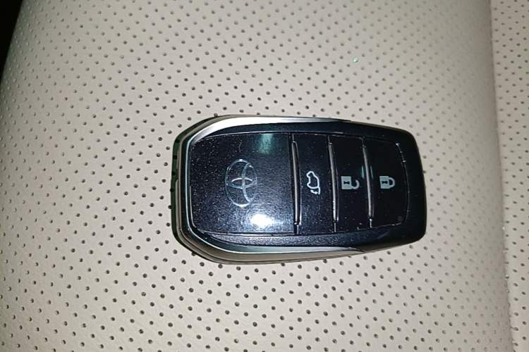 Used Toyota Highlander 2021 2.0T Four-Wheel Drive Prestige Version 7 Seats Vehicle Key