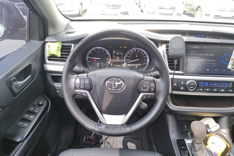 Used Toyota Highlander 2021 2.0T Two-Wheel Drive Luxury Edition 7 Seats Steering Wheel