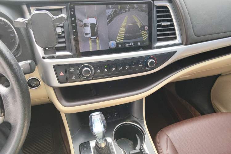 Used Toyota Highlander 2021 2.0T Four-Wheel Drive Elite Edition 7-Seater Audio And AC Panel