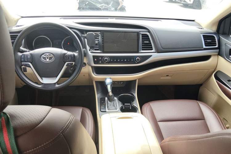 Used Toyota Highlander 2021 2.0T Four-Wheel Drive Elite Edition 7-Seater Center Console