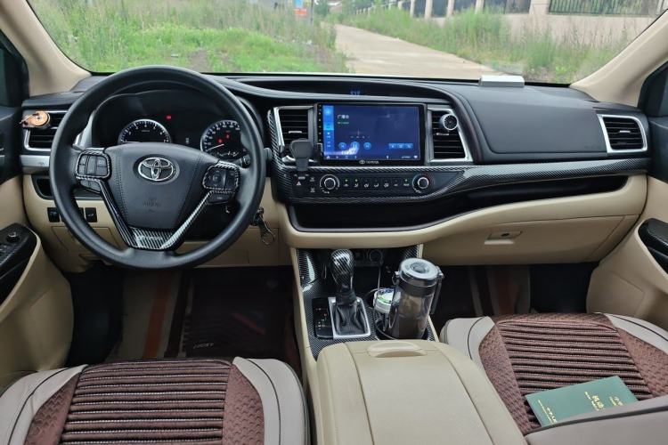 Used Toyota Highlander 2021 2.0T Two-Wheel Drive Elite Version 7-Seater Center Console