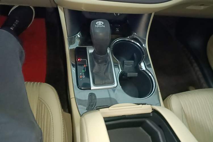 Used Toyota Highlander 2021 2.0T Four-Wheel Drive Elite Edition 7-Seater Gear Lever