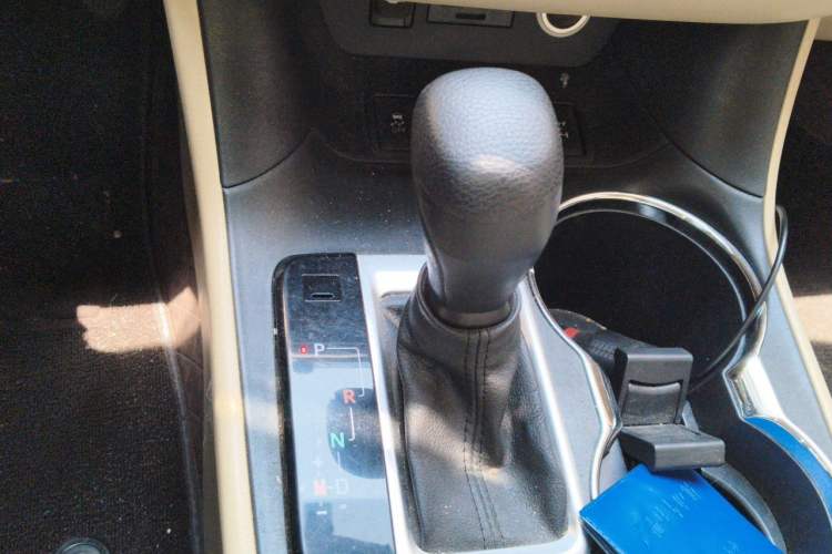 Used Toyota Highlander 2021 2.0T Four-Wheel Drive Elite Edition 7-Seater Gear Lever