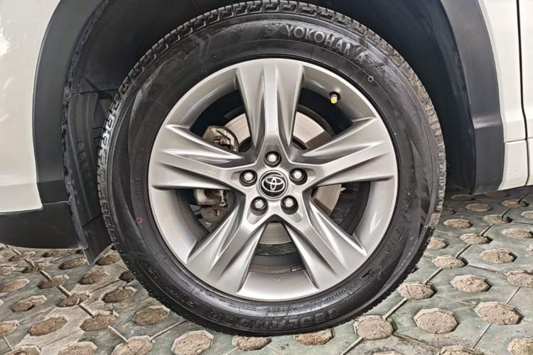 Used Toyota Highlander 2021 2.0T Four-Wheel Drive Prestige Version 7 Seats Left Front Wheel Hub