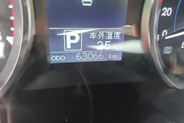 Used Toyota Highlander 2021 2.0T Two-Wheel Drive Elite Version 7-Seater Odometer Close Up