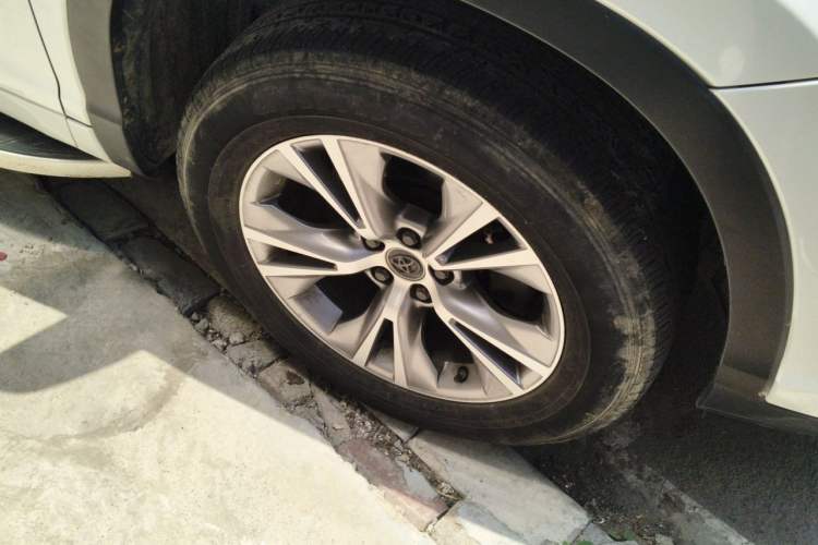 Used Toyota Highlander 2021 2.0T Four-Wheel Drive Elite Edition 7-Seater Right Front Wheel Hub