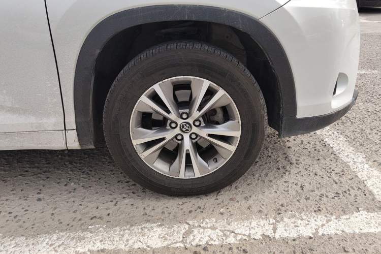 Used Toyota Highlander 2021 2.0T Four-Wheel Drive Elite Edition 7-Seater Right Front Wheel Hub