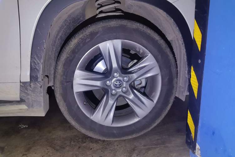 Used Toyota Highlander 2021 2.0T Four-Wheel Drive Luxury Edition 7 Seats Right Front Wheel Hub