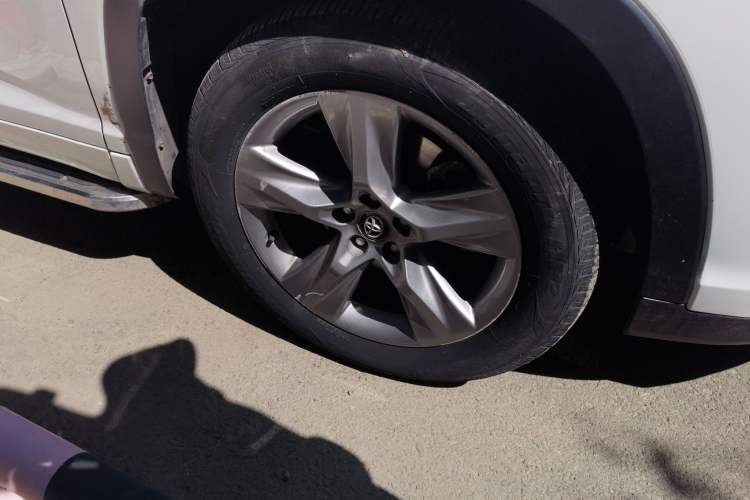 Used Toyota Highlander 2021 2.0T Four-Wheel Drive Luxury Edition 7 Seats Right Front Wheel Hub