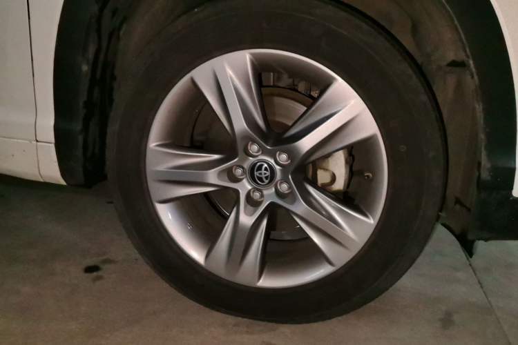 Used Toyota Highlander 2021 2.0T Four-Wheel Drive Prestige Version 7 Seats Right Front Wheel Hub
