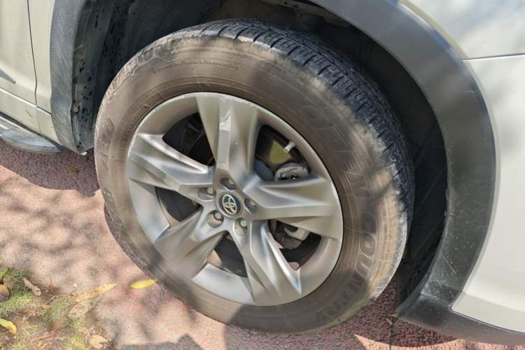 Used Toyota Highlander 2021 2.0T Four-Wheel Drive Elite Edition 7-Seater Right Front Wheel Hub