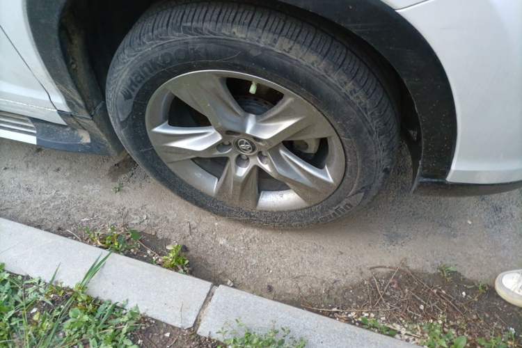 Used Toyota Highlander 2021 2.0T Four-Wheel Drive Prestige Version 7 Seats Right Front Wheel Hub