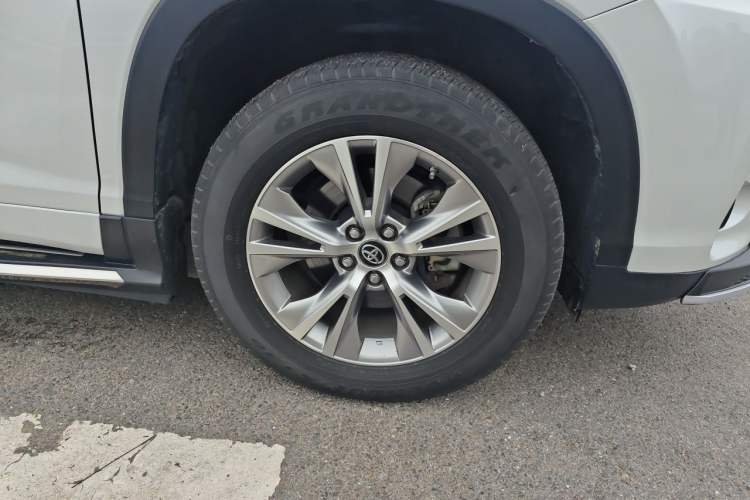 Used Toyota Highlander 2021 2.0T Two-Wheel Drive Elite Version 7-Seater Right Front Wheel Hub