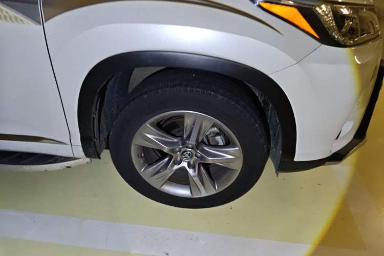 Used Toyota Highlander 2021 2.0T Four-Wheel Drive Prestige Version 7 Seats Right Front Wheel Hub