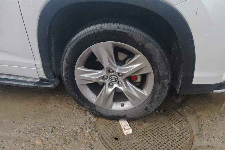 Used Toyota Highlander 2021 2.0T Four-Wheel Drive Luxury Edition 7 Seats Right Front Wheel Hub