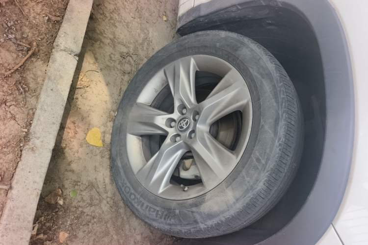 Used Toyota Highlander 2021 2.0T Four-Wheel Drive Prestige Version 7 Seats Right Front Wheel Hub