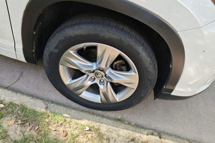 Used Toyota Highlander 2021 2.0T Four-Wheel Drive Luxury Edition 7 Seats Right Front Wheel Hub