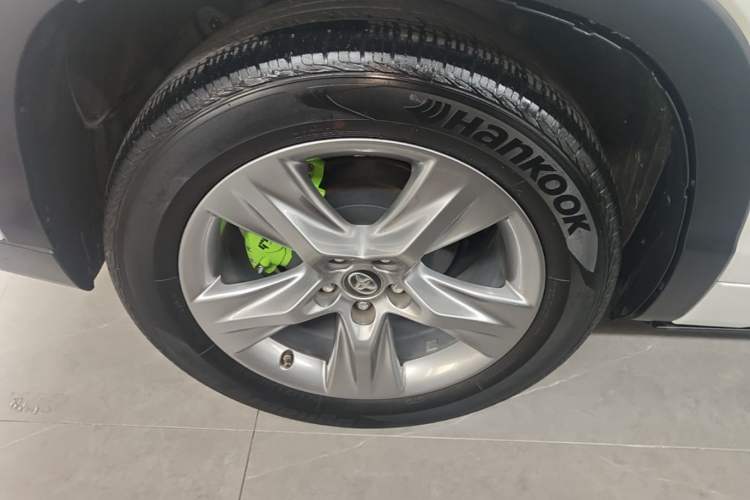 Used Toyota Highlander 2021 2.0T Four-Wheel Drive Prestige Version 7 Seats Right Rear Wheel Hub