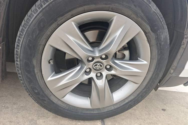 Used Toyota Highlander 2021 2.0T Four-Wheel Drive Prestige Version 7 Seats Right Rear Wheel Hub
