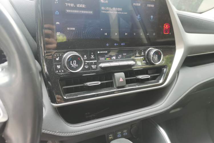 Used Toyota Highlander 2022 Dual-Engine 2.5L Four-Wheel Drive Supreme Edition 7-Seater Audio And AC Panel