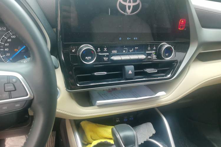 Used Toyota Highlander 2022 Dual-Engine 2.5L Two-Wheel Drive Prestige Edition 7-Seater Audio And AC Panel