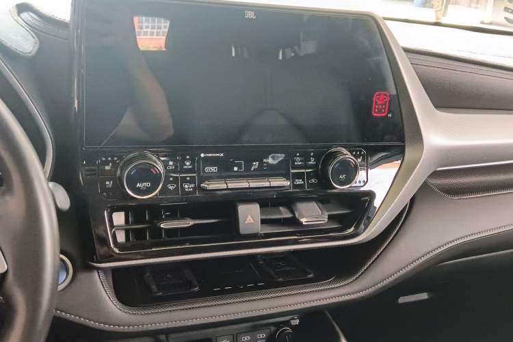 Used Toyota Highlander 2022 Dual-Engine 2.5L 4x4 Elite Edition 7-Seater Audio And AC Panel