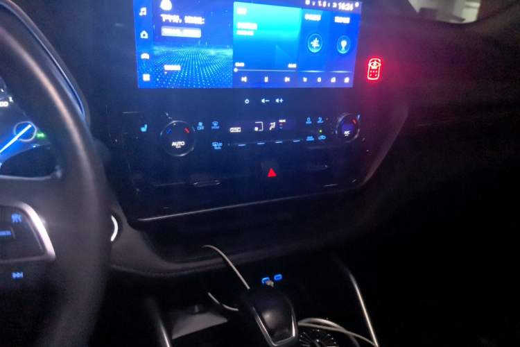 Used Toyota Highlander 2022 Dual-Engine 2.5L Four-Wheel Drive Prestige Version 7 Seats Audio And AC Panel