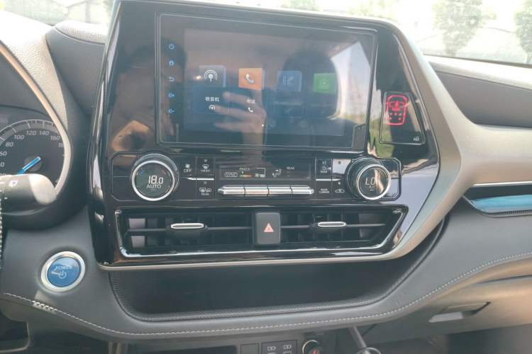 Used Toyota Highlander 2022 Dual-Engine 2.5L 4x4 Elite Edition 7-Seater Audio And AC Panel